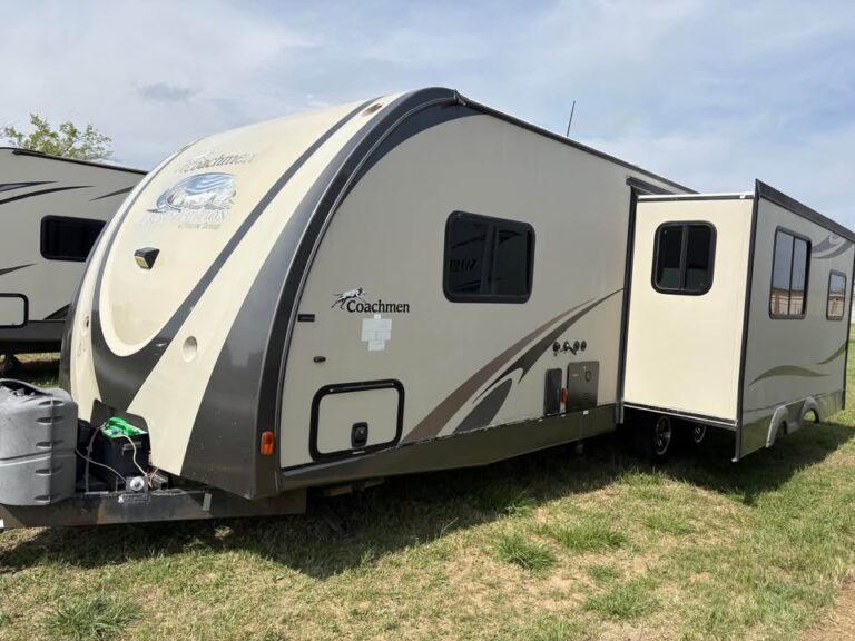 excellent Used 2014 Coachmen RV Freedom Express 281 RLDS on sale - gallery image 4 available at Glenpool Camper Sales Oklahoma dealership