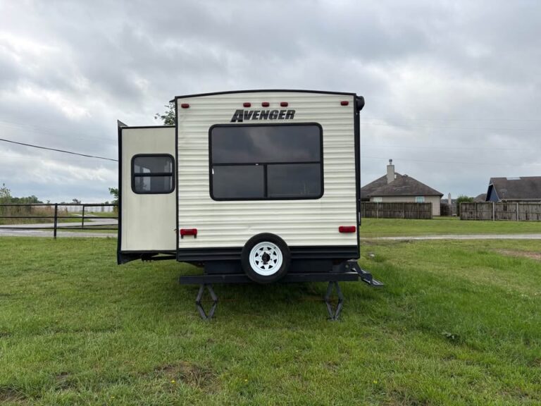 excellent Used 2014 Prime Time RV Avenger 27RLS on sale - gallery image 4 available at Glenpool Camper Sales Glenpool OK