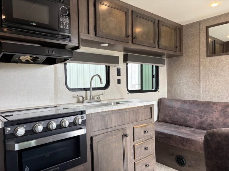 pristine Used 2021 Starcraft RV Autumn Ridge 26BH ready for delivery - gallery image 6 from Glenpool Camper Sales Oklahoma RV dealer