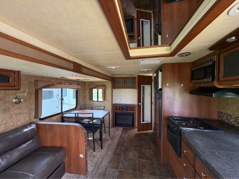 Used 2014 Coachmen RV Freedom Express 281 RLDS dealer inventory - gallery image 7 stocked at Glenpool Camper Sales Oklahoma dealership