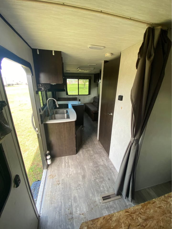 Used 2017 Heartland RV Pioneer RD210 dealer inventory - gallery image 7 stocked at Glenpool Camper Sales Glenpool OK