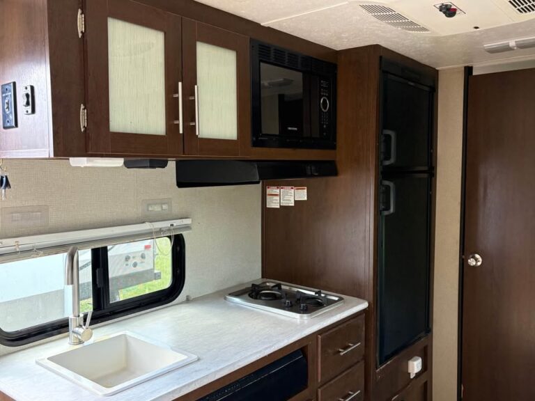 Used 2019 Prime Time RV Navi 17BHS dealer inventory - gallery image 7 stocked at Glenpool Camper Sales Glenpool OK