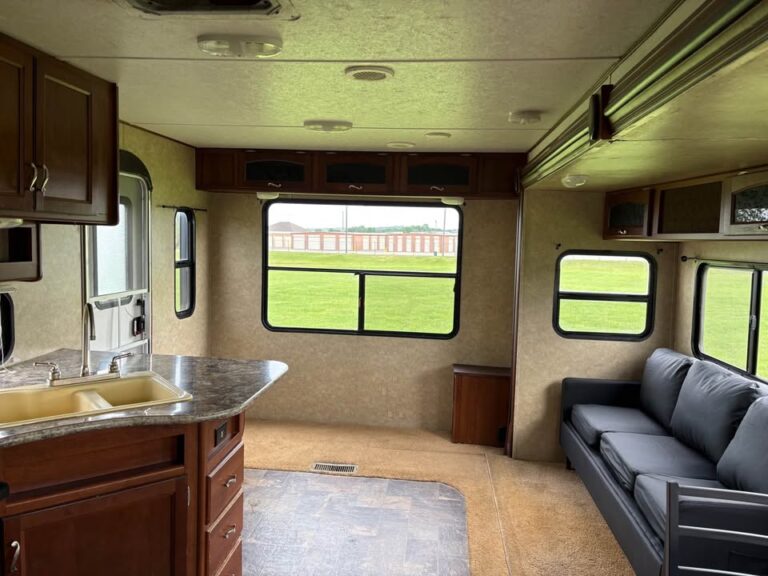 Used 2014 Prime Time RV Avenger 27RLS dealer inventory - gallery image 7 stocked at Glenpool Camper Sales Glenpool OK