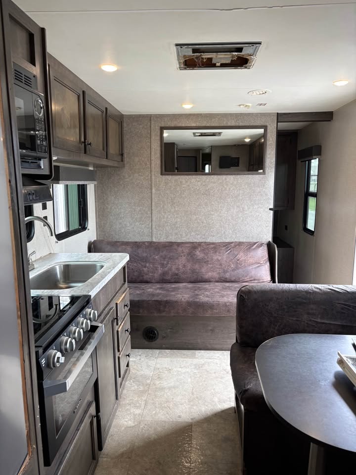 Used 2021 Starcraft RV Autumn Ridge 26BH dealer inventory - gallery image 7 stocked at Glenpool Camper Sales Oklahoma RV dealer