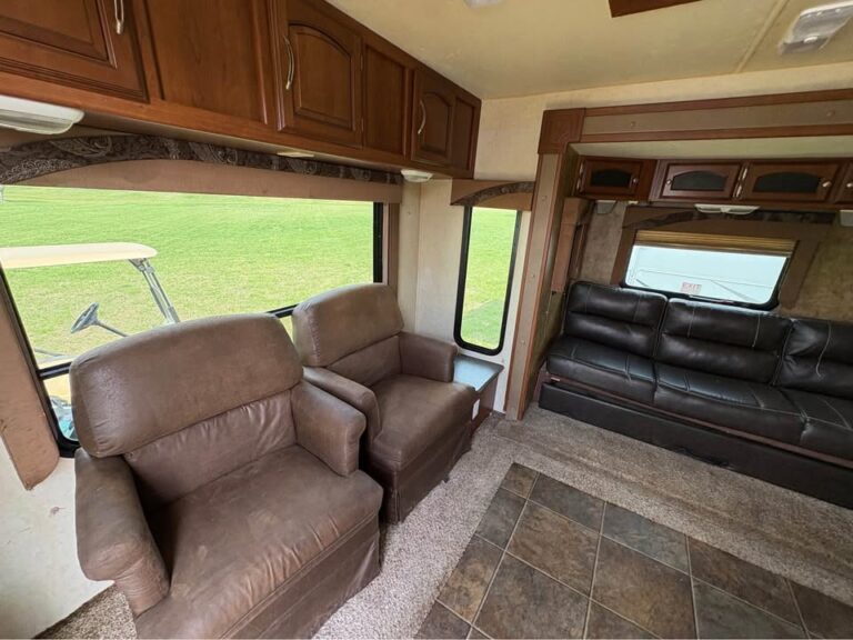 well-maintained Used 2014 Coachmen RV Freedom Express 281 RLDS priced to sell - gallery image 8 offered by Glenpool Camper Sales Oklahoma dealership