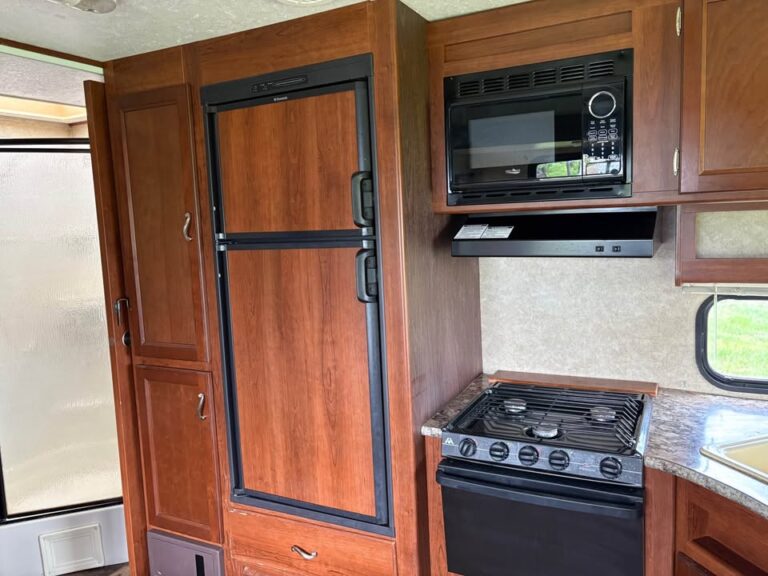 well-maintained Used 2014 Prime Time RV Avenger 27RLS priced to sell - gallery image 8 offered by Glenpool Camper Sales Glenpool OK