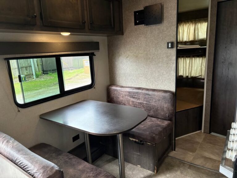 well-maintained Used 2021 Starcraft RV Autumn Ridge 26BH priced to sell - gallery image 8 offered by Glenpool Camper Sales Oklahoma RV dealer