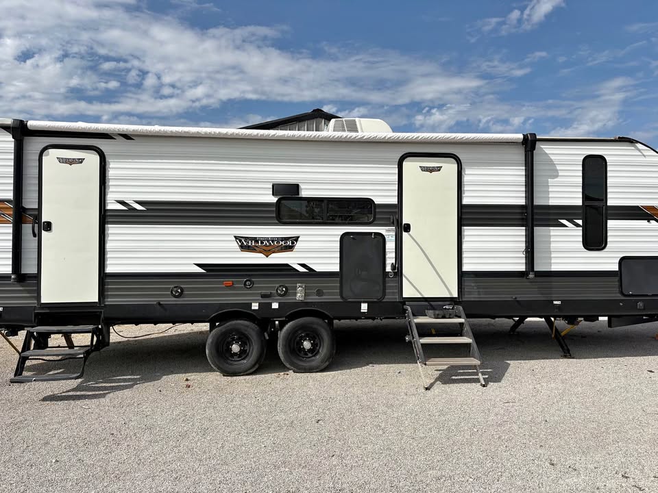 reliable Used 2021 Forest River Wildwood 26DBUD main photo at Glenpool Camper Sales near Tulsa
