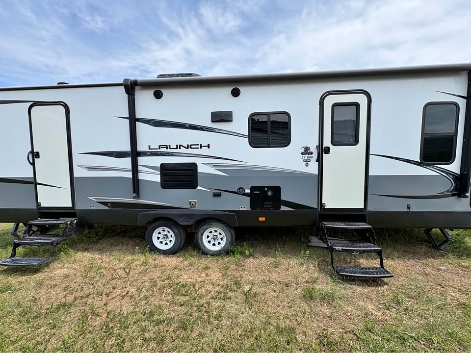 comfortable Used 2017 Starcraft RV Launch 27BHU main photo at Glenpool Camper Sales Glenpool OK