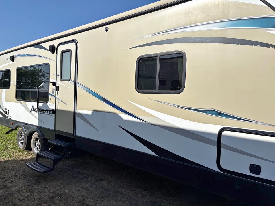 spacious Used 2016 Dutchmen RV Aerolite 294RKSS main photo at Glenpool Camper Sales Tulsa Oklahoma