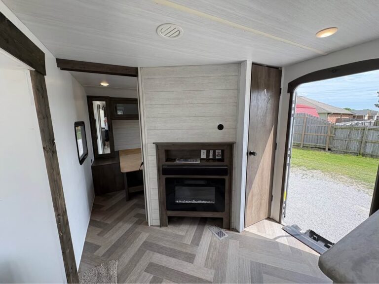 Used 2021 Forest River Wildwood 26DBUD dealership special - gallery image 9 featured at Glenpool Camper Sales near Tulsa