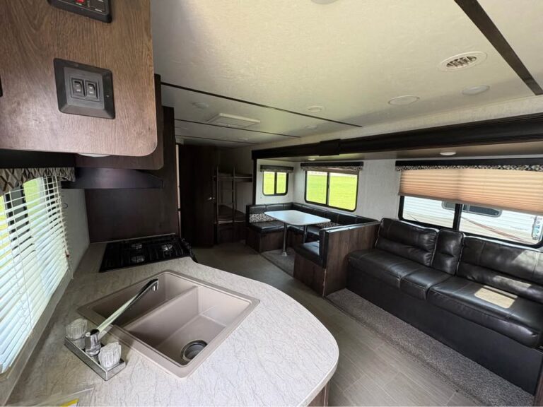 affordable Used 2017 Starcraft RV Launch 27BHU move-in ready - gallery image 10 showcased at Glenpool Camper Sales Glenpool OK