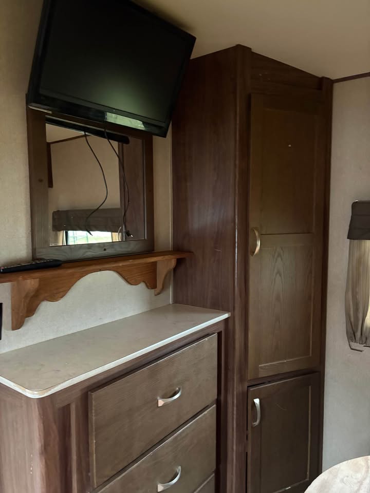 Used 2016 Dutchmen RV Aerolite 294RKSS Glenpool inventory - gallery image 13 featured at Glenpool Camper Sales Tulsa Oklahoma