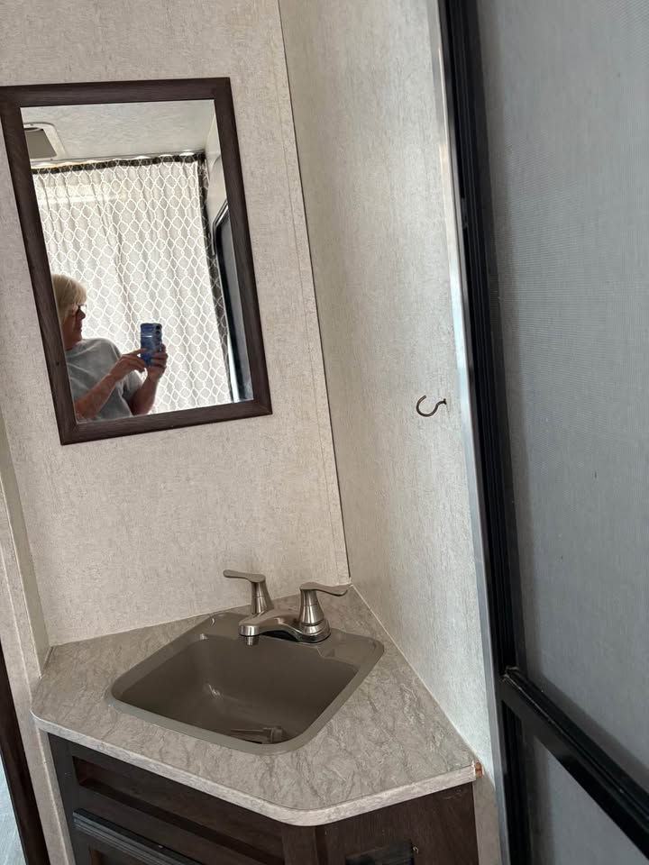 Used 2017 Starcraft RV Launch 27BHU near Tulsa for sale - gallery image 15 offered by Glenpool Camper Sales Glenpool OK