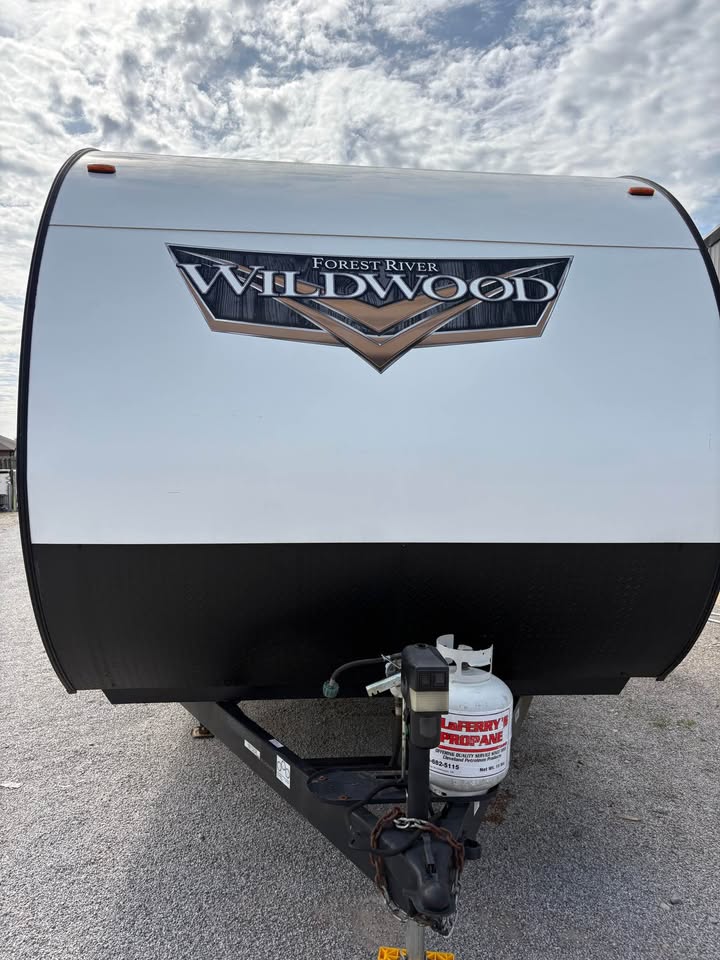 excellent Used 2021 Forest River Wildwood 26DBUD on sale - gallery image 4 available at Glenpool Camper Sales near Tulsa