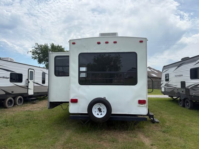 excellent Used 2009 Keystone Cougar 291RLS on sale - gallery image 4 available at Glenpool Camper Sales near Tulsa