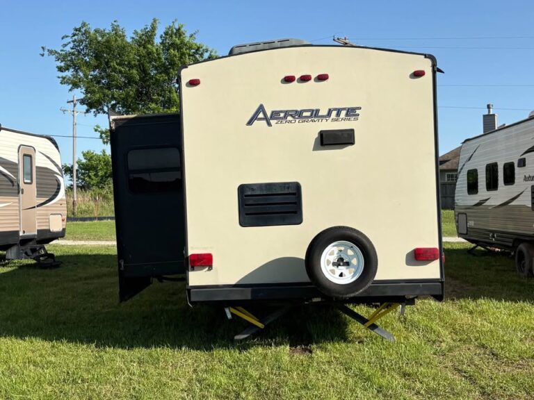 excellent Used 2016 Dutchmen RV Aerolite 294RKSS on sale - gallery image 4 available at Glenpool Camper Sales Tulsa Oklahoma