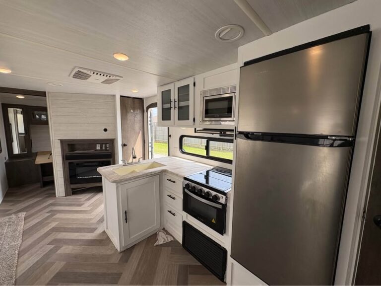 Used 2021 Forest River Wildwood 26DBUD for sale by dealer - gallery image 5 sold by Glenpool Camper Sales near Tulsa