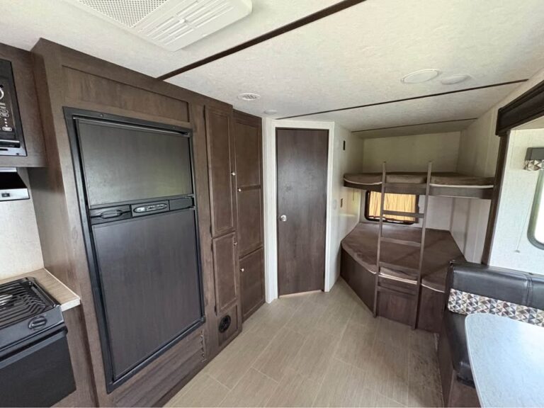 Used 2017 Starcraft RV Launch 27BHU dealer inventory - gallery image 7 stocked at Glenpool Camper Sales Glenpool OK