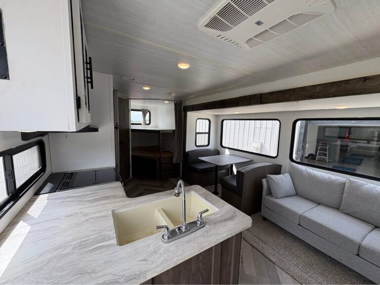 Used 2021 Forest River Wildwood 26DBUD dealer inventory - gallery image 7 stocked at Glenpool Camper Sales near Tulsa