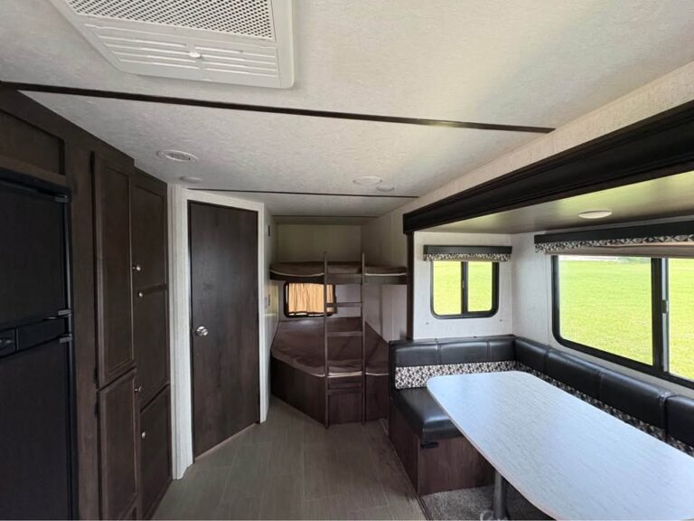 well-maintained Used 2017 Starcraft RV Launch 27BHU priced to sell - gallery image 8 offered by Glenpool Camper Sales Glenpool OK
