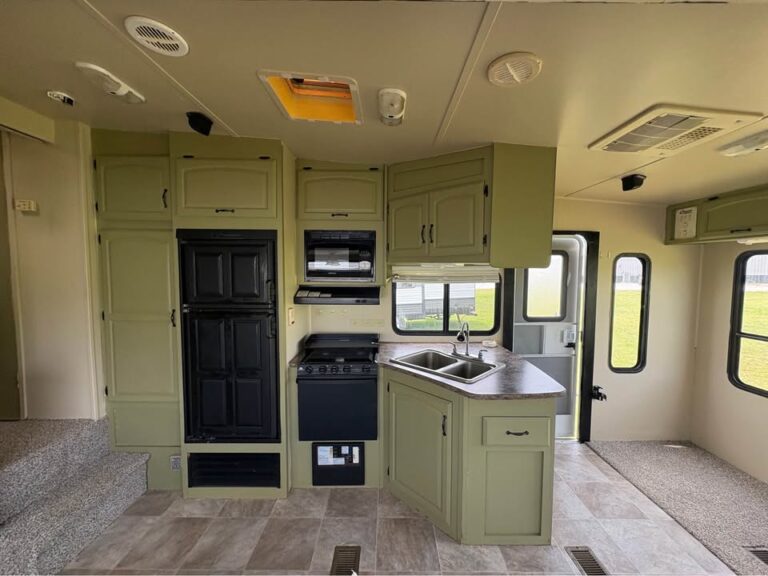well-maintained Used 2009 Keystone Cougar 291RLS priced to sell - gallery image 8 offered by Glenpool Camper Sales near Tulsa