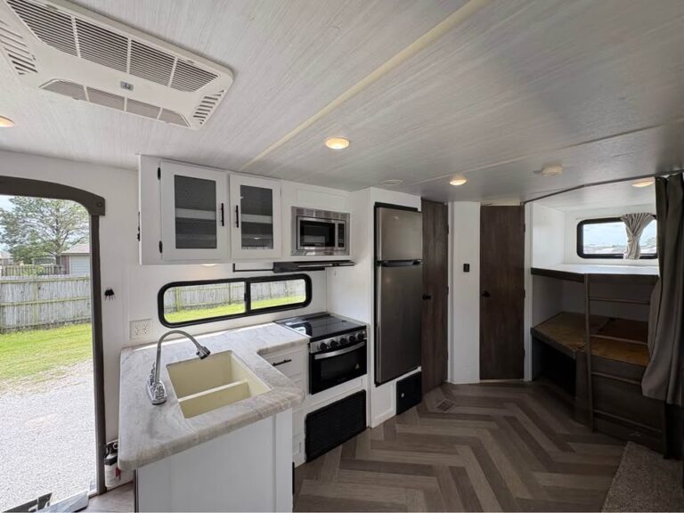 well-maintained Used 2021 Forest River Wildwood 26DBUD priced to sell - gallery image 8 offered by Glenpool Camper Sales near Tulsa