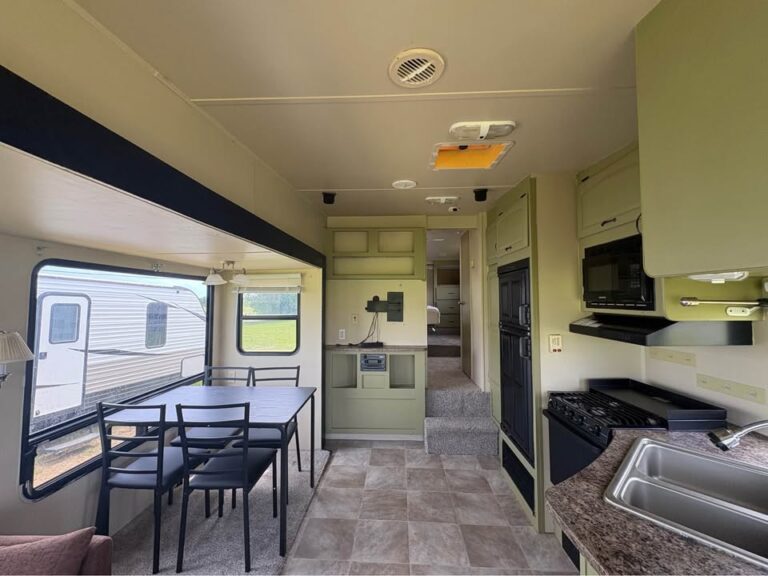 Used 2009 Keystone Cougar 291RLS dealership special - gallery image 9 featured at Glenpool Camper Sales near Tulsa