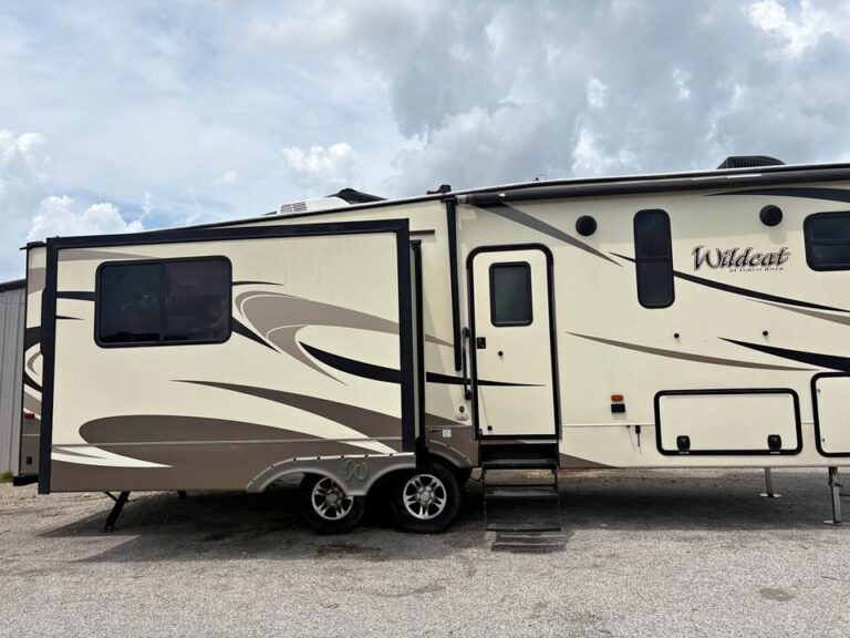 Used 2016 Wildcat 28SGX for sale - spacious RV at Glenpool Camper Sales Glenpool OK