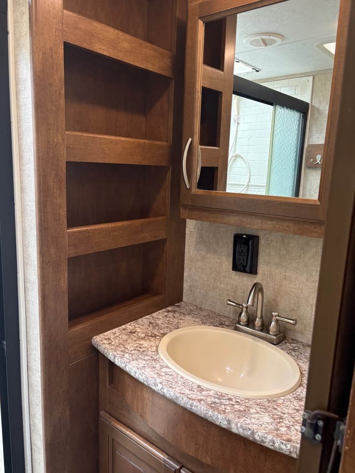 affordable Used 2016 Wildcat 28SGX move-in ready - gallery image 10 showcased at Glenpool Camper Sales Glenpool OK