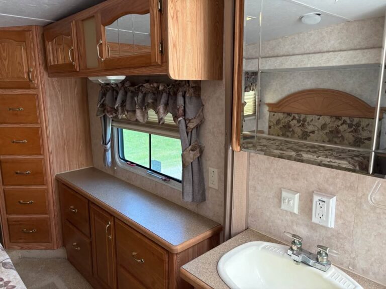 Used 2006 Forest River Cedar Creek 30RLBS Oklahoma dealer special - gallery image 11 available in Glenpool Camper Sales near Tulsa