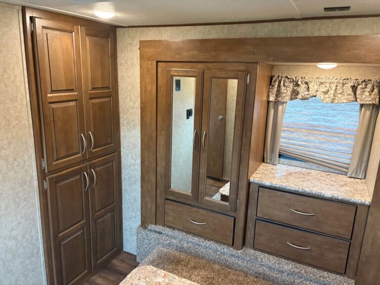 Tulsa area Used 2016 Wildcat 28SGX for sale - gallery image 12 located in Glenpool Camper Sales Glenpool OK