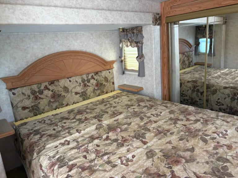 Used 2006 Forest River Cedar Creek 30RLBS Glenpool inventory - gallery image 13 featured at Glenpool Camper Sales near Tulsa
