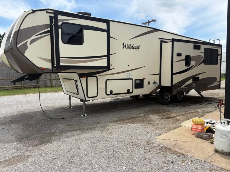 quality Used 2016 Wildcat 28SGX available now - gallery image 2 in Glenpool Camper Sales Glenpool OK