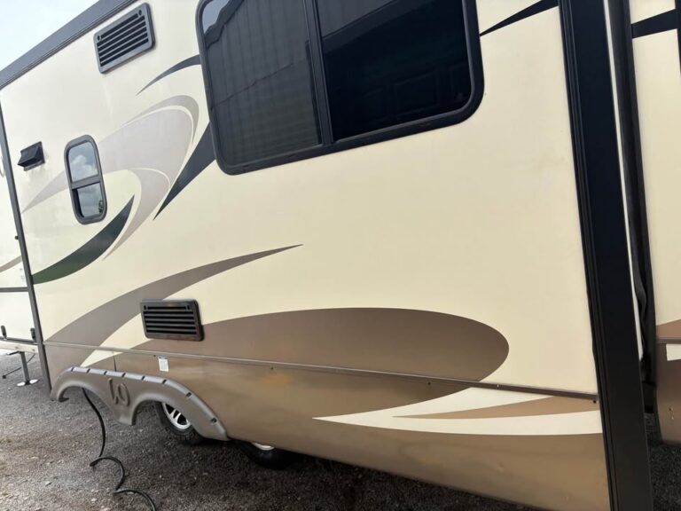 Used 2016 Wildcat 28SGX in stock - gallery image 3 located in Glenpool Camper Sales Glenpool OK