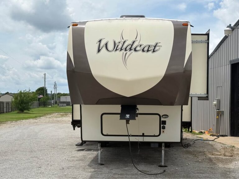 excellent Used 2016 Wildcat 28SGX on sale - gallery image 4 available at Glenpool Camper Sales Glenpool OK