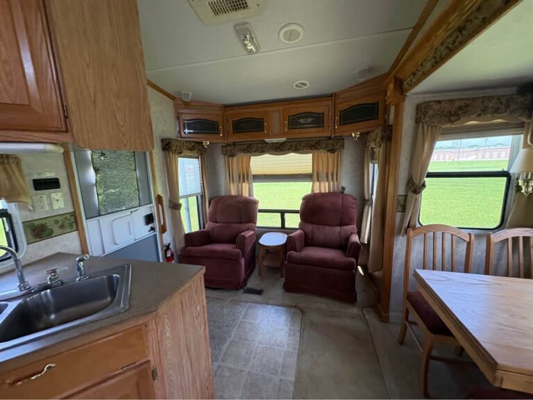 Used 2006 Forest River Cedar Creek 30RLBS dealer inventory - gallery image 7 stocked at Glenpool Camper Sales near Tulsa