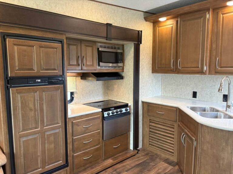 Used 2016 Wildcat 28SGX dealer inventory - gallery image 7 stocked at Glenpool Camper Sales Glenpool OK