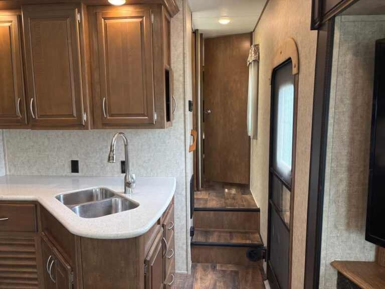 Used 2016 Wildcat 28SGX dealership special - gallery image 9 featured at Glenpool Camper Sales Glenpool OK