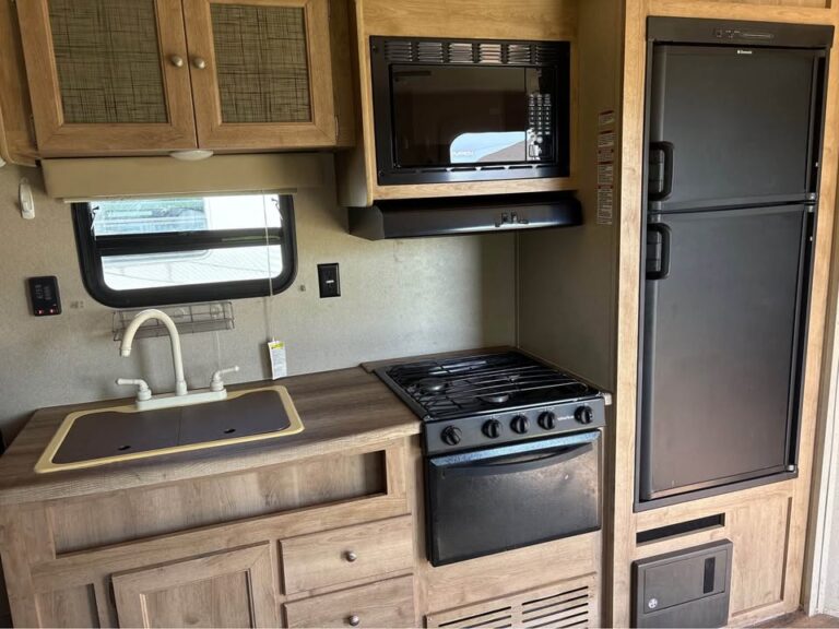 affordable Used 2016 Palomino RV Puma move-in ready - gallery image 10 showcased at Glenpool Camper Sales Glenpool