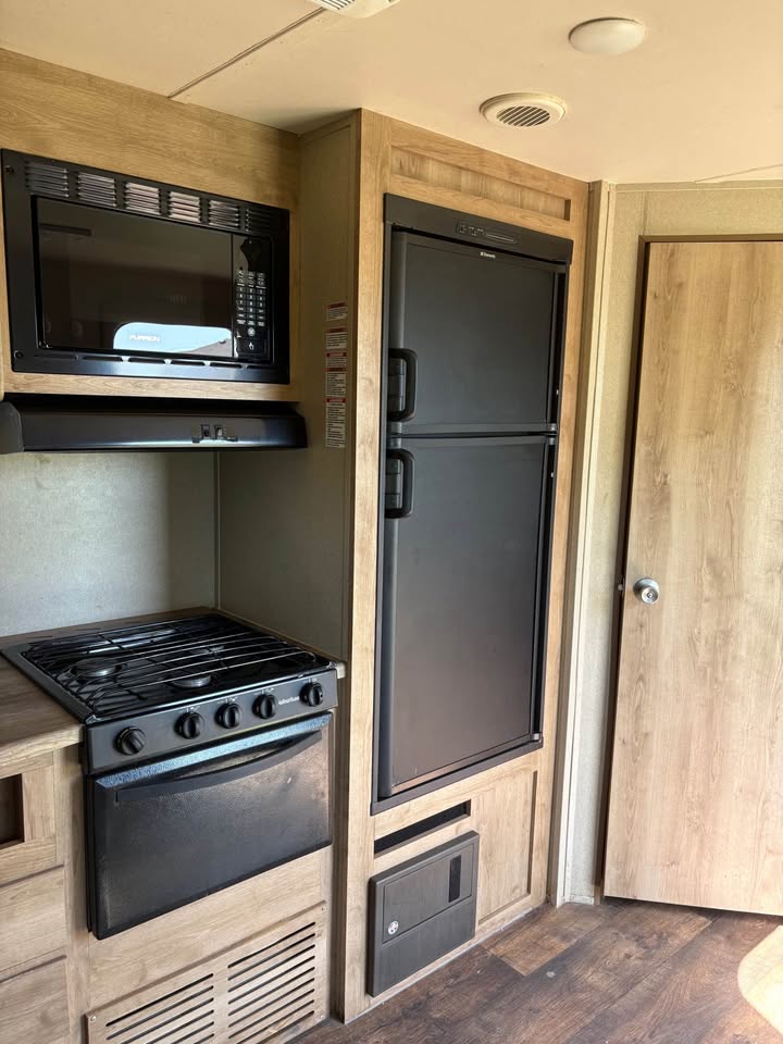 Used 2016 Palomino RV Puma Oklahoma dealer special - gallery image 11 available in Glenpool Camper Sales Glenpool