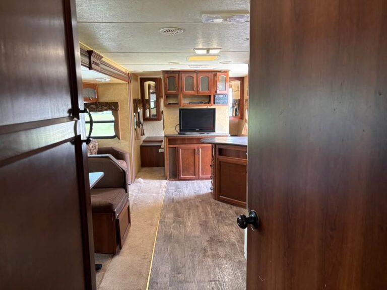 Used 2013 Prime Time RV Lacrosse 318BHS Oklahoma dealer special - gallery image 11 available in Glenpool Camper Sales near Tulsa