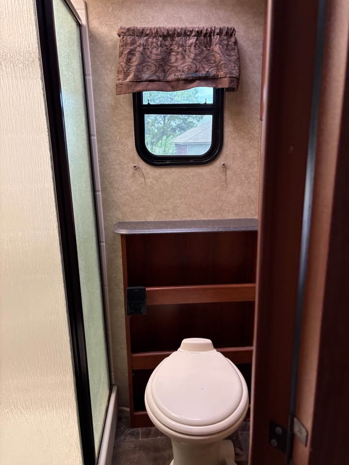 Tulsa area Used 2014 Forest River Crusader 334 for sale - gallery image 12 located in Glenpool Camper Sales Tulsa area