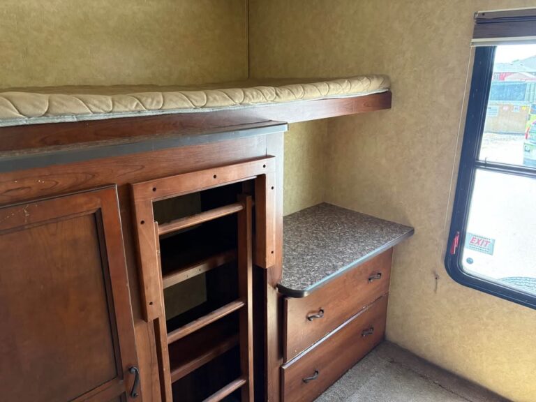 Tulsa area Used 2013 Prime Time RV Lacrosse 318BHS for sale - gallery image 12 located in Glenpool Camper Sales near Tulsa