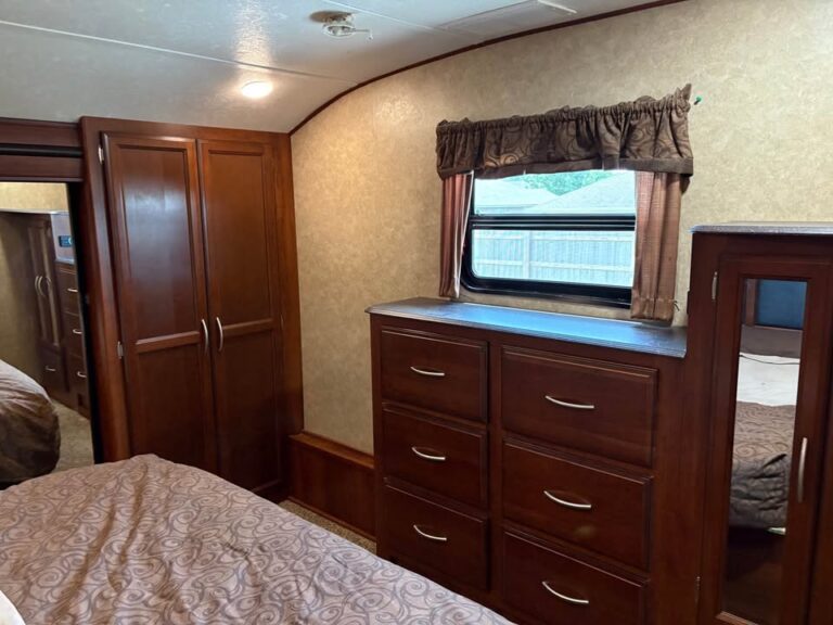 Oklahoma Used 2014 Forest River Crusader 334 dealership quality - gallery image 14 showcased in Glenpool Camper Sales Tulsa area