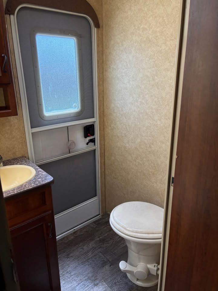 Oklahoma Used 2013 Prime Time RV Lacrosse 318BHS dealership quality - gallery image 14 showcased in Glenpool Camper Sales near Tulsa