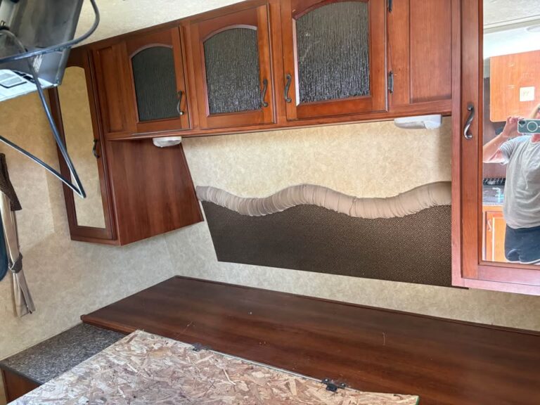 Used 2013 Prime Time RV Lacrosse 318BHS for sale - gallery image 16 at Glenpool Camper Sales near Tulsa