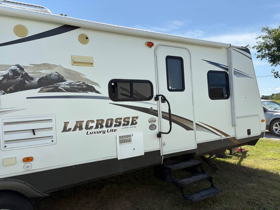excellent Used 2013 Prime Time RV Lacrosse 318BHS main photo at Glenpool Camper Sales near Tulsa