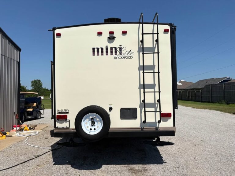 excellent Used 2017 Forest River Rockwood Mini Lite 3507S on sale - gallery image 4 available at Glenpool Camper Sales Glenpool OK