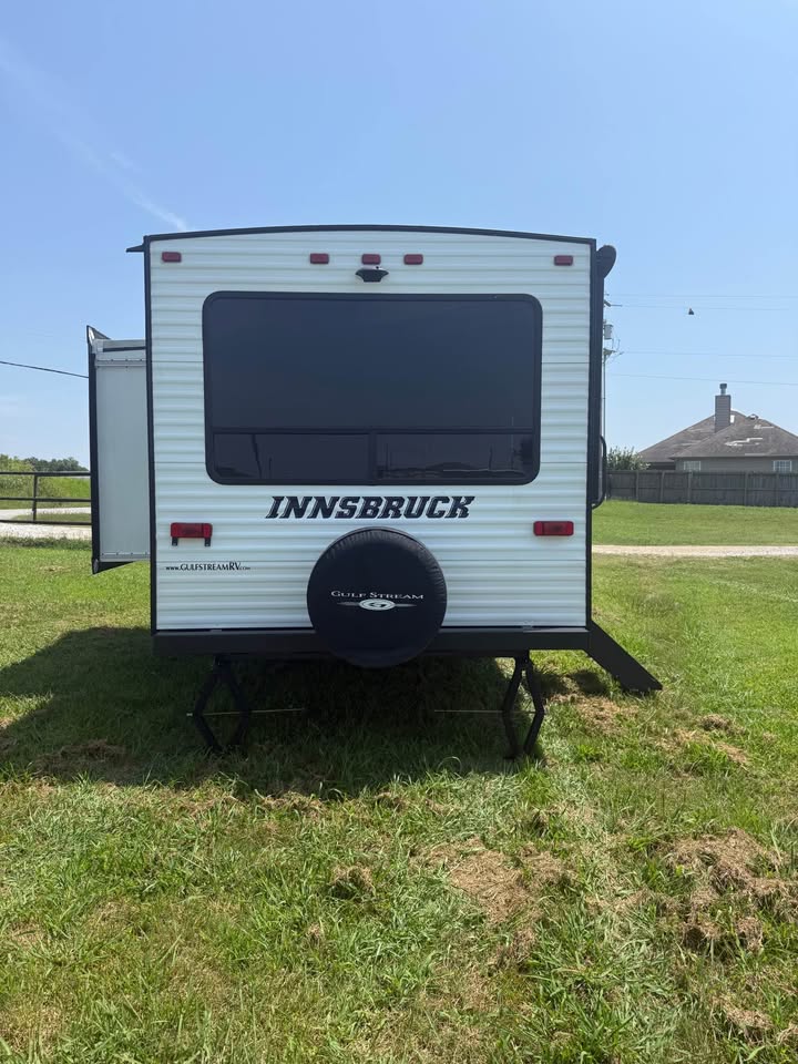 excellent Used 2022 Gulf Stream Innsbruck 24RLS on sale - gallery image 4 available at Glenpool Camper Sales Glenpool OK
